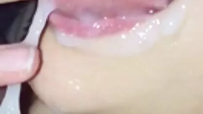 Trixie सेक्सी मूवी सेक्सी मूवी सेक्सी मूवी स्ट्रिप्स और उसके काले सोफे पर हस्तमैथुन करता है