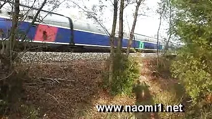 टेबल के नीचे एक्स एक्स एक्स वीडियो एचडी मूवी बोतल के साथ रेस्तरां में पत्नी सह