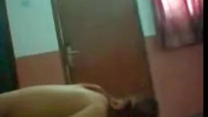 चश्मे वाली लड़की एक छोटा मुर्गा चूसती है और सिसक सोनम कपूर की सेक्सी मूवी जाती है