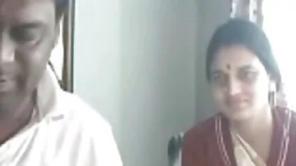 टीन पोर्नस्टार टिफ़नी फॉक्स ने स्टेप डैड द्वारा स्क्वीटिंग की सेक्सी मूवी करते हुए पकड़ा